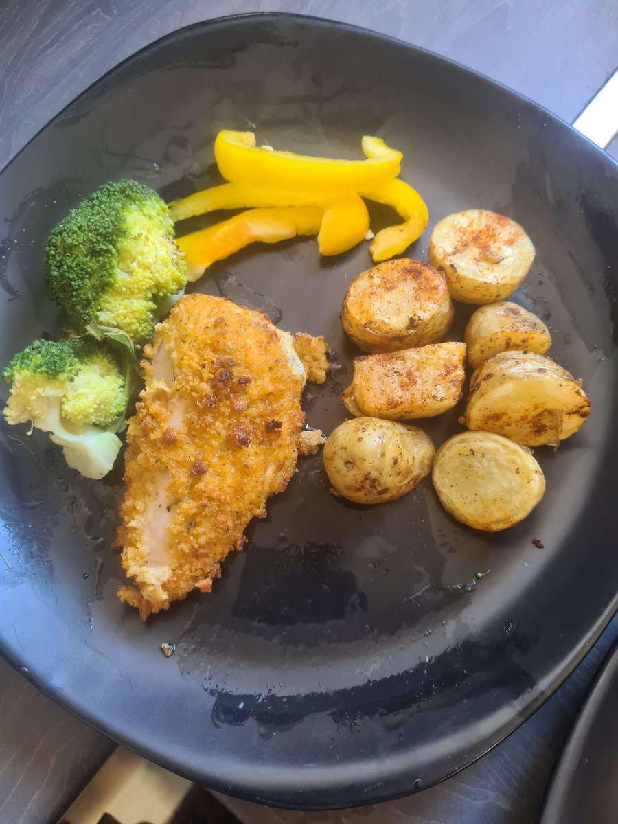 macciwoo's tweet photo. Paprika potatoes for tea, freshly dug up from @churchfieldprim on Wednesday, £1 a bag from the summer fayre, what a bargain 😋 yummy, went down a treat https://t.co/wiKLi5HO5G
