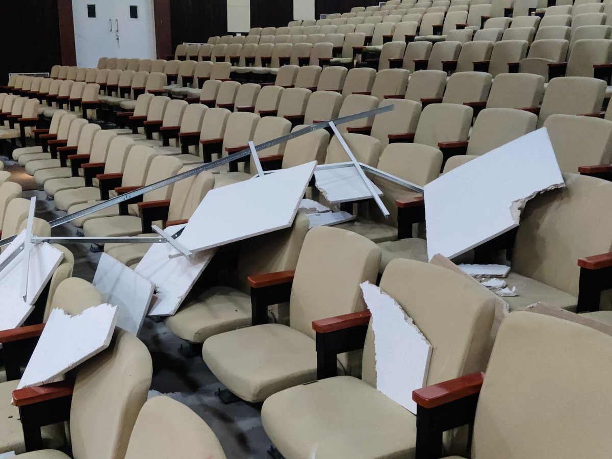FMMCH_BLS's tweet image. No active AMC to take responsibility of the college infrastructure of FMMCH _BLS .Few days back the ceiling of the college auditorium collapsed on its own. Fortunately no one was injured when this mishap took place. 
@HFWOdisha 
@CMO_Odisha 
@DBalasore 
@ManoramaBhuyan 
@otvnews