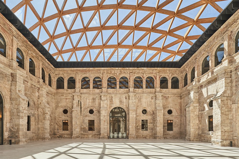 Ha sido un lujo poder fotografiar la nueva cubierta instalada sobre el claustro del Monasterio de San Juan en Burgos, obra de BSA.

#fotografiadearquitectura #arquitectura #construccion #Burgos