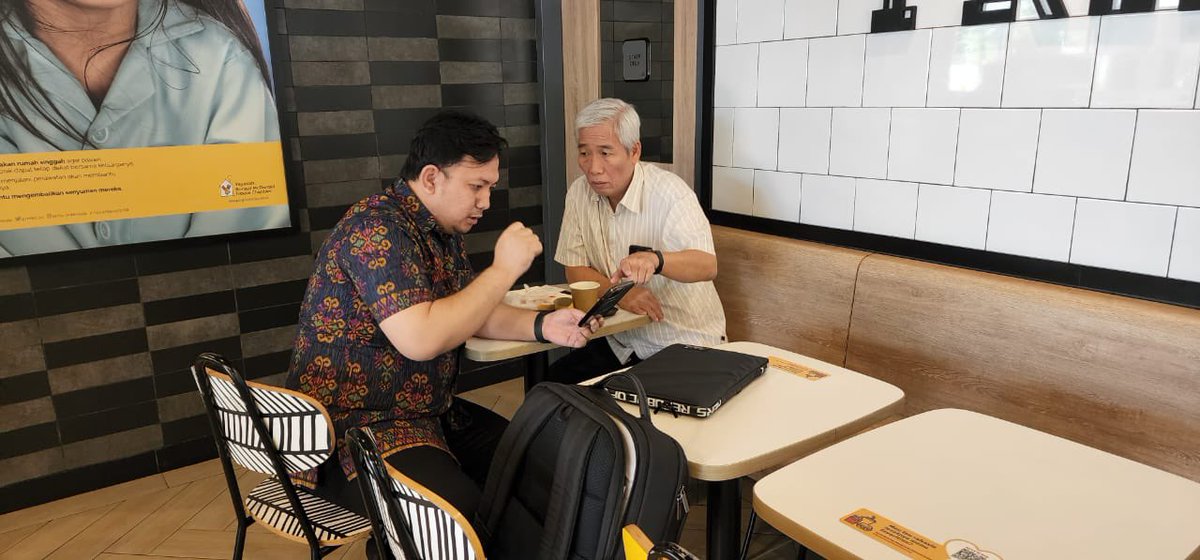 Senator_aji's tweet photo. 1 jam sangat berharga! The one and only Lo Kheng Hong ! LKH !!! Belajar langsung dari ahlinya, Senggol @Saham_fess @TradingDiary2 https://t.co/wI1dFEZIYt