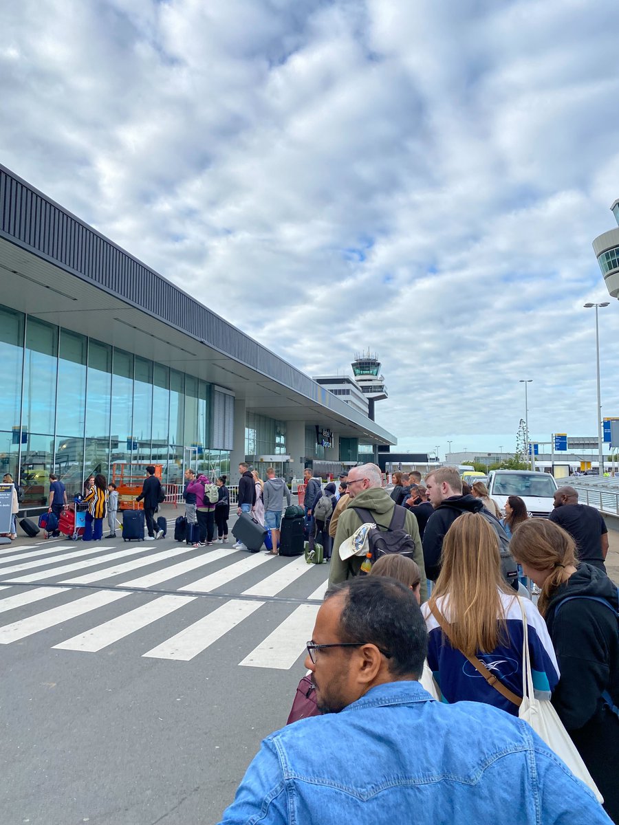 🔴 Schiphol Live update
Verwachte wachtrij voor security naar Schengen bestemmingen is ongeveer 2-2,5u. Voor niet-Schengen bestemmingen is het echter erg druk en kan de wachttijd oplopen tot meer dan 3 uur. 
#drukschiphol #schipholvandaag  #vluchtvertraagd #vluchtgeannuleerd