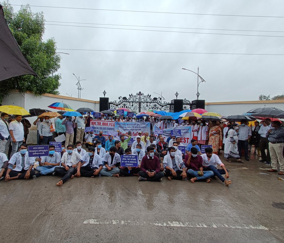 marijuana__Med's tweet photo. Please respond respected @KTRTRS 
We are in rain since 3hrs and demanding our Justice...
#Justice https://t.co/KZeOPBtOxx