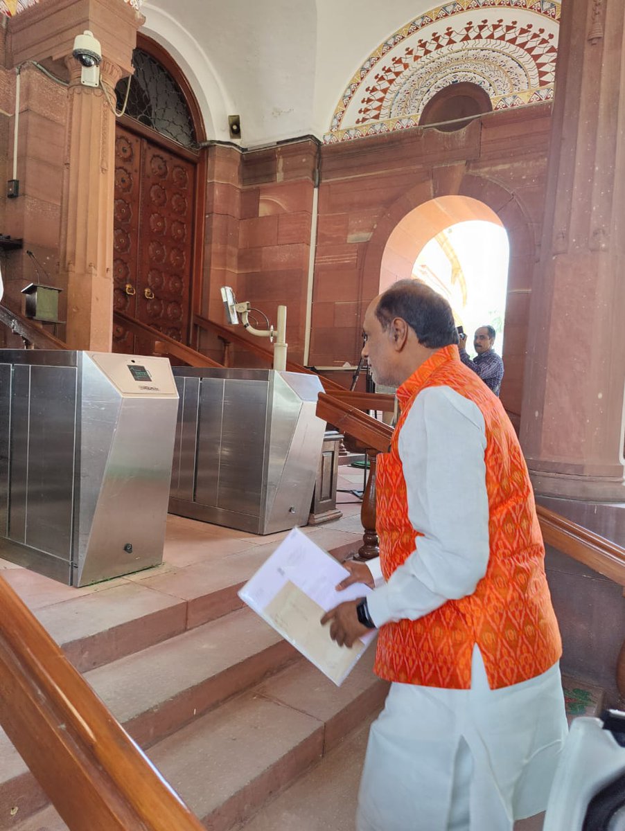 drlaxmanbjp's tweet photo. Entered Parliament as MP for the first time. 

पहली बार सांसद के रूप में संसद में प्रवेश किया।

ఎంపీగా తొలిసారి పార్లమెంట్లో అడుగుపెట్టాను. https://t.co/eBtCbIh3Eh