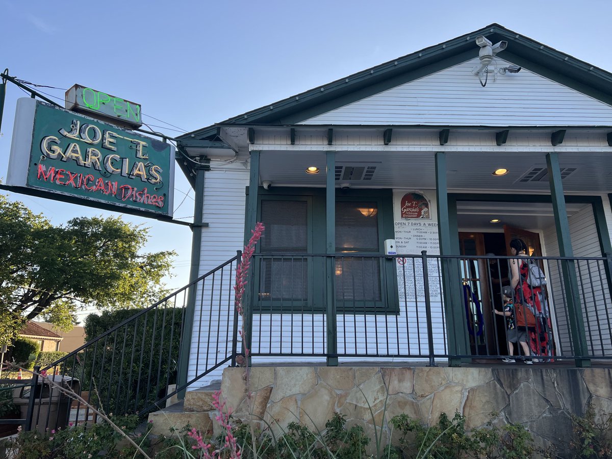 Beckiwor's tweet photo. Ft Worth-Joe T. Garcia’s restaurant. Starting a Great USTA semiannual meeting/ Collaboration https://t.co/9yvhdUKhdM