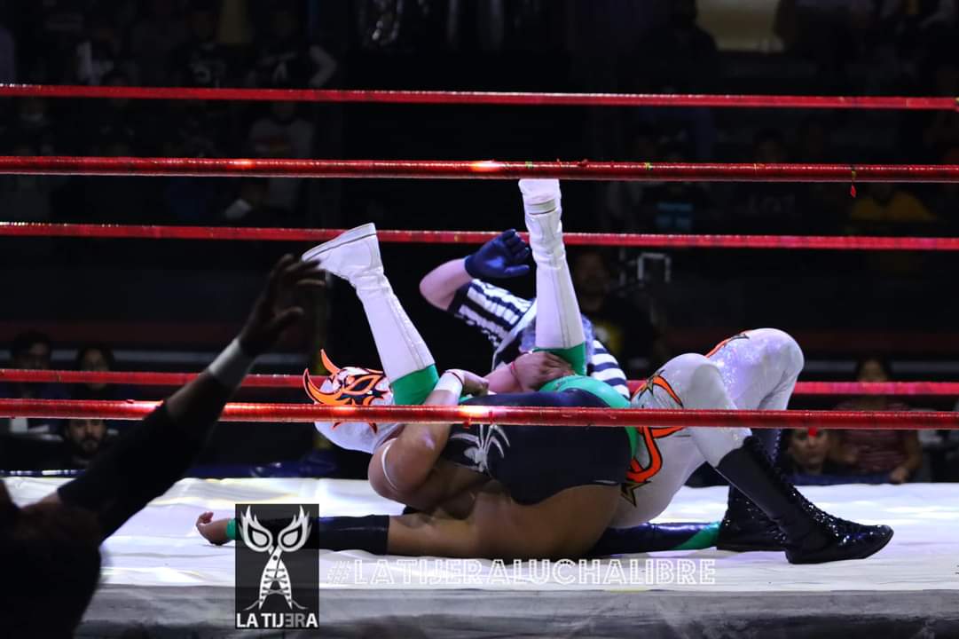 LaTijeraLucha's tweet photo. Gran regreso de #Limbo para darle el triunfo a su pareja desde la India #Tamilan al doblegar a #SpiderFly en la recta final con tremendo suplex desde el esquinero y previamente dejando fuera al extranjero #PhoenixKid, para hacer erupci��n en #ArenaNaucalpan...
#latijeraluchalibre https://t.co/56n7BQoxfp
