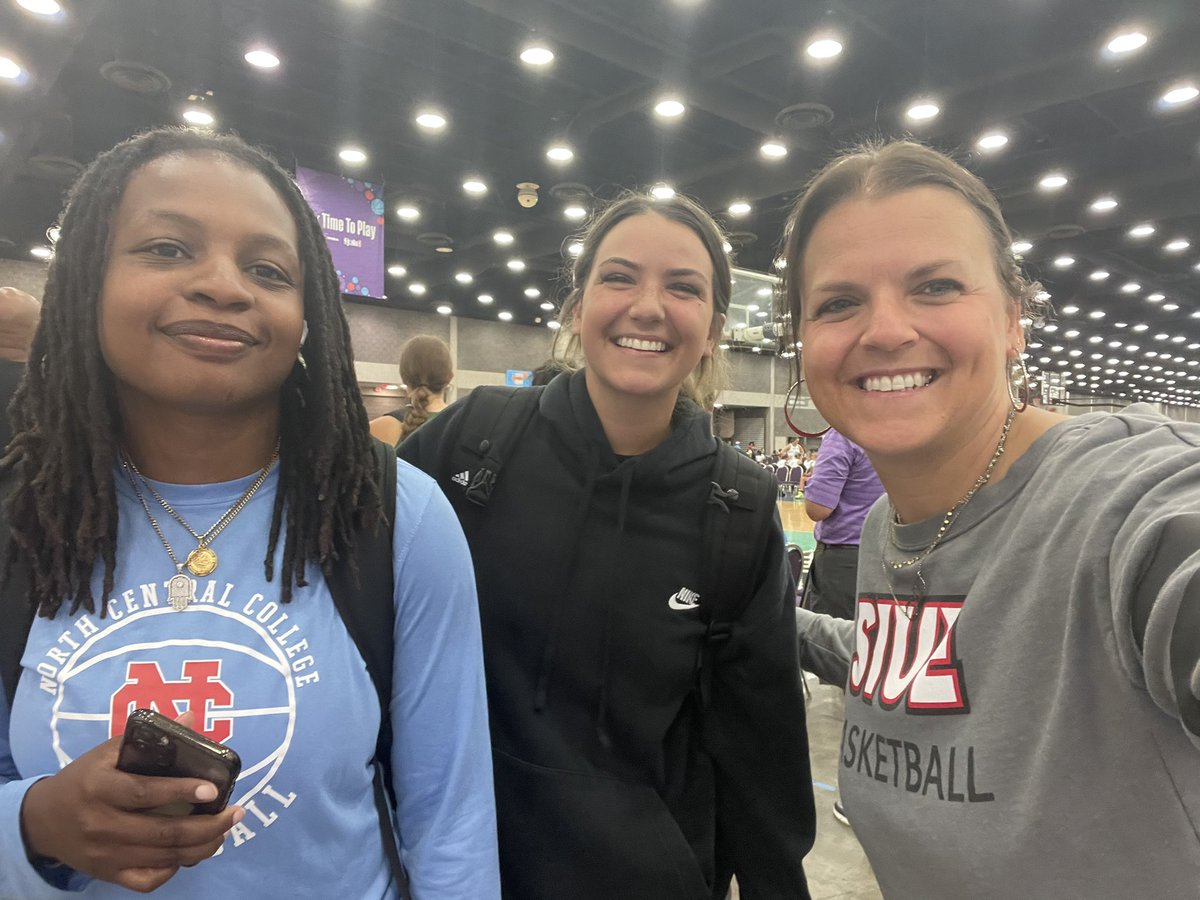 CoachSQuigley's tweet photo. When you see former players turned LEADERS, MENTORS, COACHES out on the recruiting trail! Love these two❤️! (And so many others!) 😉💯🤜🏽🤛🏼 @Chrissi_133 @KaitlynW014 #angels4life 😇 https://t.co/TyI3NR1Sye