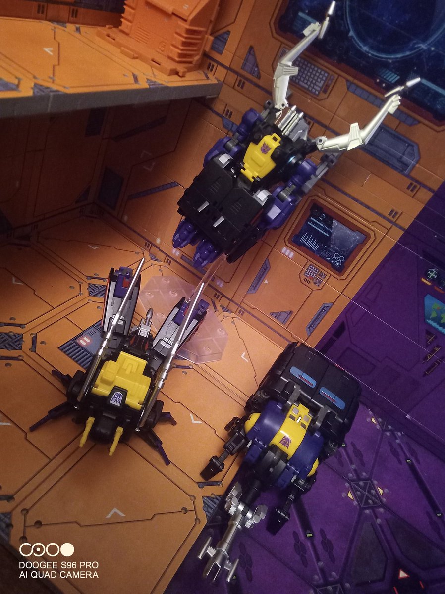 Kureigu8's tweet photo. Something about these pictures really bugs me. #Transformers #masterpiece #Badcube #EvilBugCorps #Kickbutt #Claymore #Hypno #G1 #Insecticons #Kickback #Shrapnel #Bombshell #toyphotography https://t.co/ExsJ24djMt