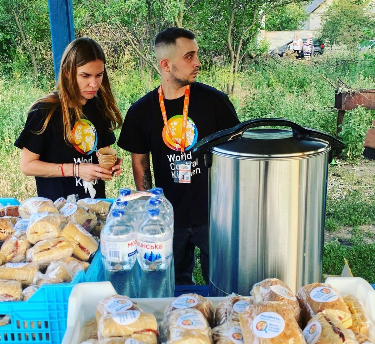 chefjoseandres's tweet photo. With so many missiles now hitting Kharkiv in eastern Ukraine…the @WCKitchen team has a special restaurant that is always ready to support first responders &amp; families with hot meals, sandwiches &amp; water! Today bombs hit a residential area &amp; destroyed houses… #ChefsForUkraine 🇺🇦 https://t.co/USMRu74uwZ