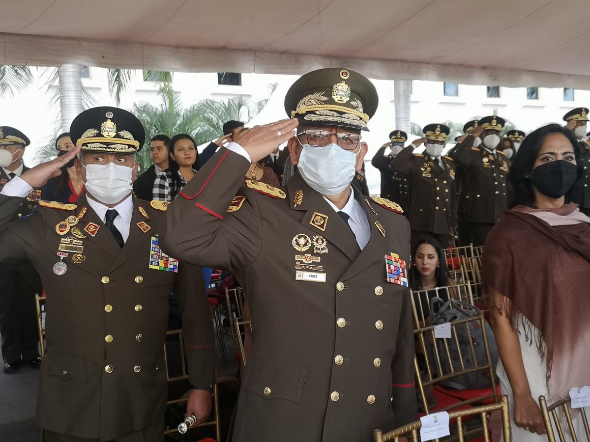 Pablo03248122's tweet photo. Hoy 7Jul22 se realiza acto de graduación conjunta de los cadetes egresados de las Academias Militares UMB,  y se consolida el pase a la reserva activa de las promociones egresadas en el año 1989,  donde se entrecruzan sentimientos de emoción y de esperanza. https://t.co/2sAHo1GKsI