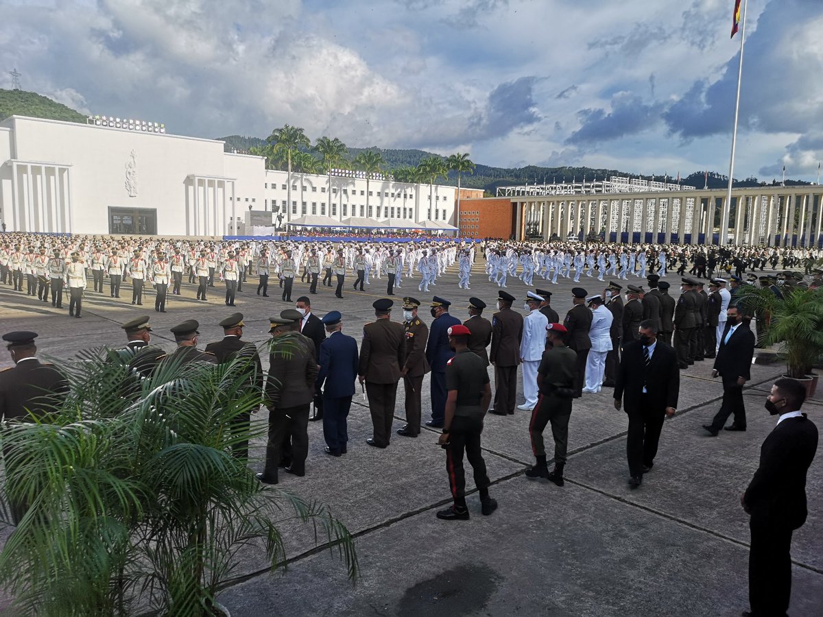 Pablo03248122's tweet photo. Hoy 7Jul22 se realiza acto de graduación conjunta de los cadetes egresados de las Academias Militares UMB,  y se consolida el pase a la reserva activa de las promociones egresadas en el año 1989,  donde se entrecruzan sentimientos de emoción y de esperanza. https://t.co/2sAHo1GKsI