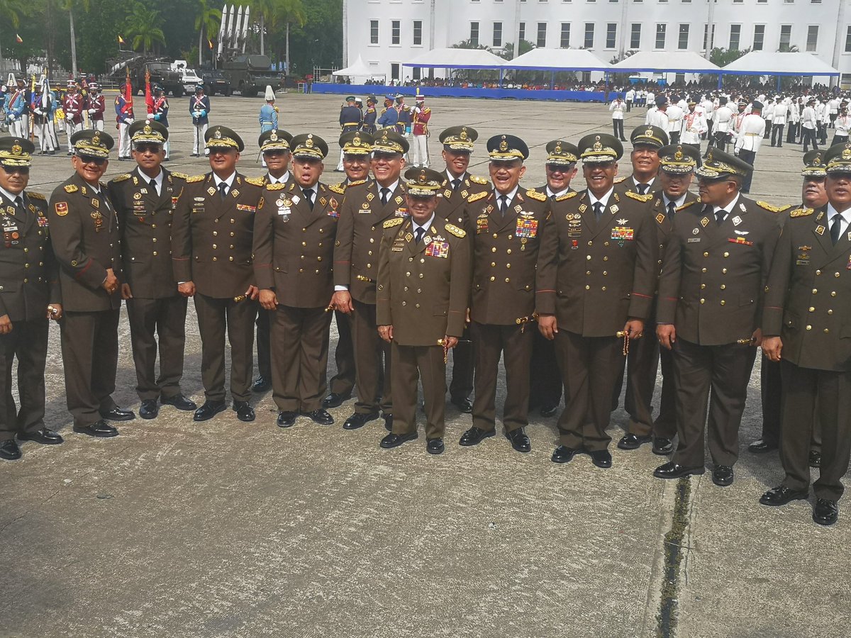 Pablo03248122's tweet photo. Hoy 7Jul22 se realiza acto de graduación conjunta de los cadetes egresados de las Academias Militares UMB,  y se consolida el pase a la reserva activa de las promociones egresadas en el año 1989,  donde se entrecruzan sentimientos de emoción y de esperanza. https://t.co/2sAHo1GKsI
