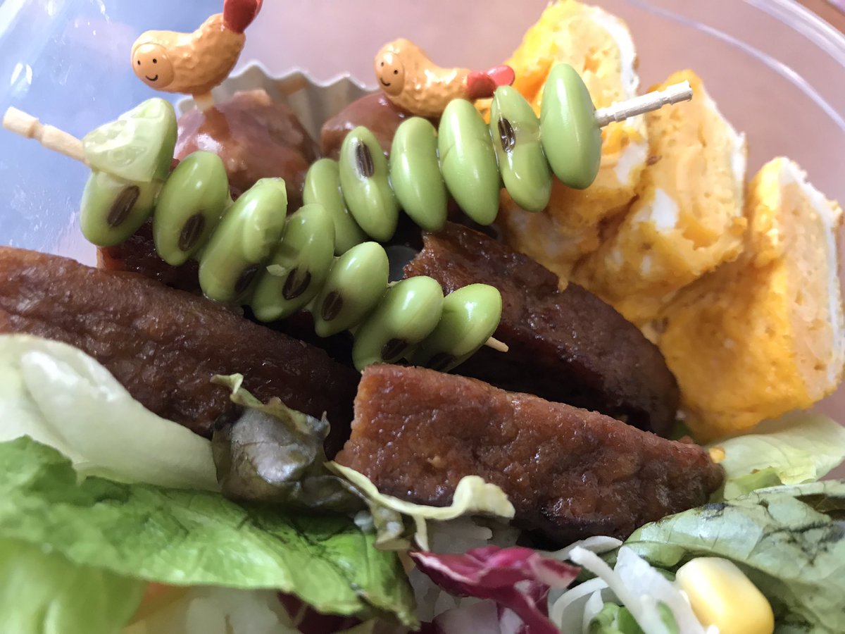 North_Wind_IDDM's tweet photo. 夜勤明けのお弁当を作りました☺️
豆ご飯とハンバーグです

枝豆がピックに刺さらずに　結局ようじを使いました😥（なぜだろう😇）

糖質
豆ご飯90.0
デミグラスハンバーグ18.1
ミートボール7.68
枝豆6.1
総糖質量121.88
＃おうちごはん ＃昼食 ＃お昼 ＃お弁当 ＃ハンバーグ ＃豆ご飯 ＃ミートボール https://t.co/f6I6U96NKI
