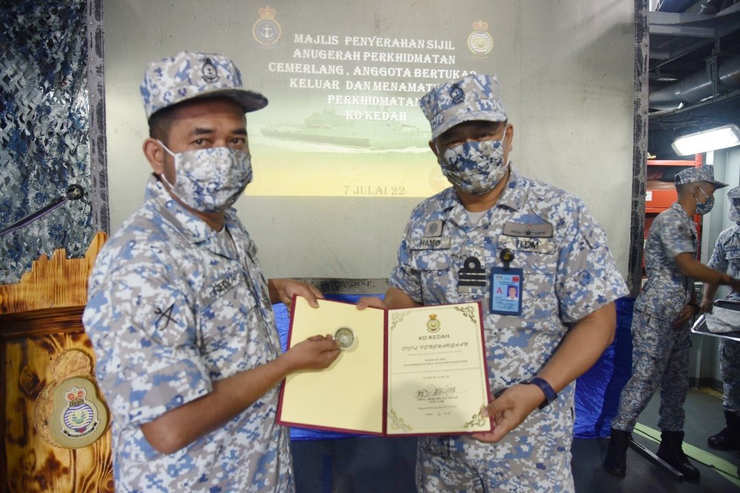KDKEDAH171's tweet photo. Majlis bertukar keluar anggota KD KEDAH telah diadakan bagi menghargai BK TMK Redza dan LK I TMS Yusry diatas jasa mereka semasa berkhidmat dikapal.
#ANewStepAheadToBecomingBetterPerson.
#SwiftAndSure
#The171.
@tldm_rasmi
@MPA_Timur https://t.co/GrMzBtZogC