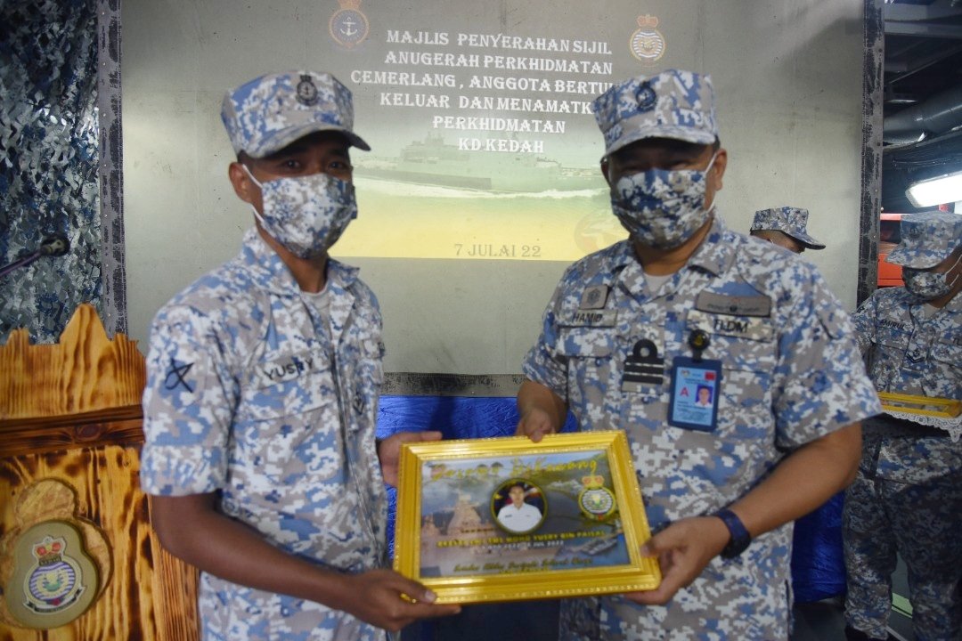 KDKEDAH171's tweet photo. Majlis bertukar keluar anggota KD KEDAH telah diadakan bagi menghargai BK TMK Redza dan LK I TMS Yusry diatas jasa mereka semasa berkhidmat dikapal.
#ANewStepAheadToBecomingBetterPerson.
#SwiftAndSure
#The171.
@tldm_rasmi
@MPA_Timur https://t.co/GrMzBtZogC
