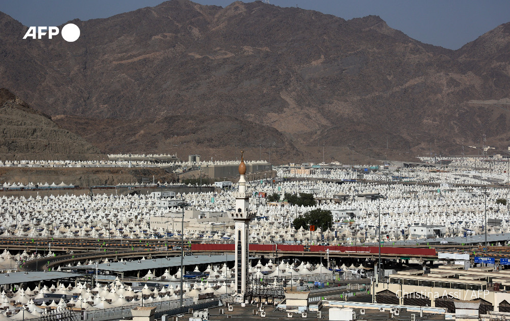 AFP's tweet photo. Huge crowds of Muslim pilgrims started praying on Saudi Arabia's Mount Arafat early Friday, the high point of the biggest hajj pilgrimage since the pandemic forced drastic cuts in numbers for two years in a row

https://t.co/kqkzHxV6T6 https://t.co/zDOH3YdRXl