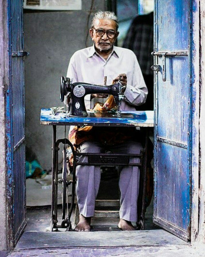 MarutiJpagar23's tweet photo. माणूस जितका शांत असतो तितकाच जास्त तो आतल्या आत विचारांच्या चौकटीत गुंतलेला असतो...!
*दो गज की दुरी मास्क हे जरुरी😷*
#InRhythmWithLife 🎻.*
#RulesofSurvival ✍.*
#goodmorning ☕
#MarutiJpagar23 https://t.co/qxVLO6LJbm