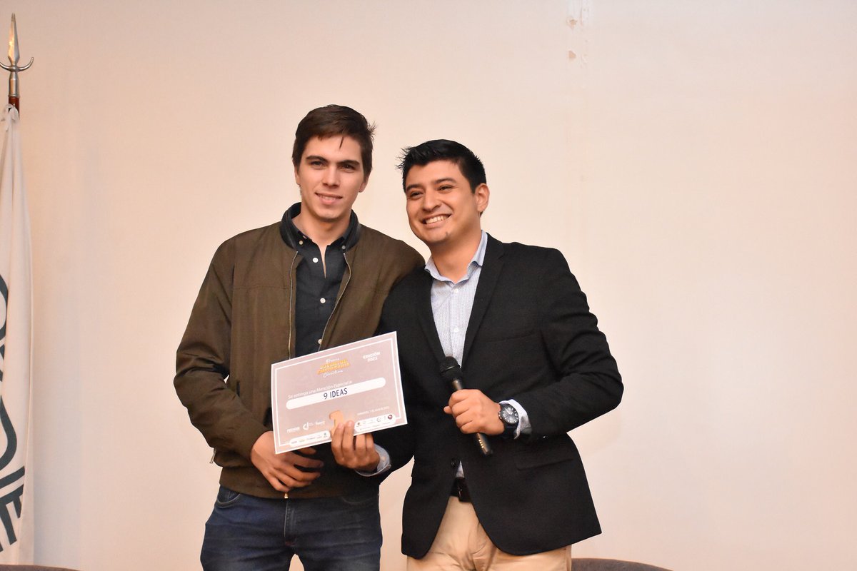 Entrega de los Premios Juventud Empresaria Correntina, organizado por @FecorrJoven. 

¡Felicitaciones a los jóvenes empresarios! Ellos son el motor del desarrollo económico y parte indispensable para el crecimiento de una #ciudaddeoportunidades