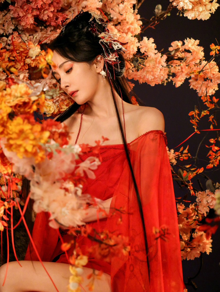 dramapotatoe's tweet photo. #YangMi’s studio shares behind the scenes of the poster photoshoot for the currently filming drama #FoxSpiritMatchmaker: Yuehong Chapter live action 

More pics - https://t.co/U7XHm4aNcO

#狐妖小红娘月红篇 https://t.co/PvZhNEHOoD
