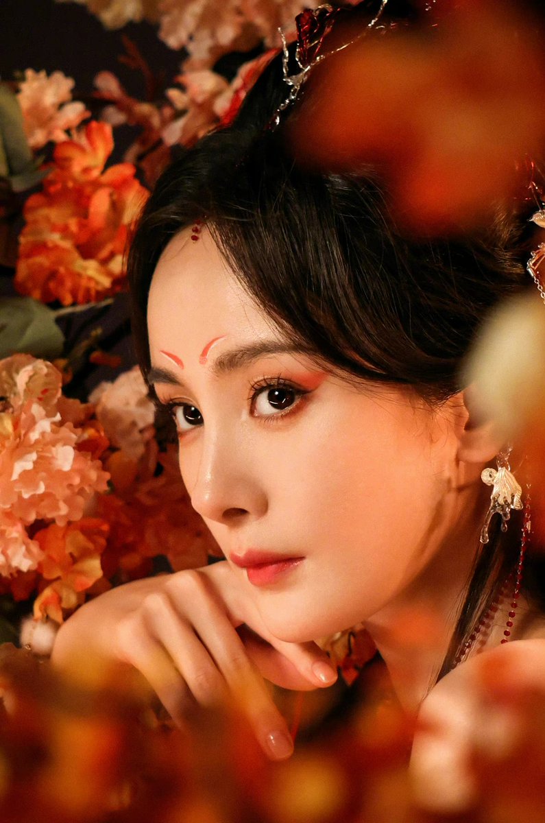 dramapotatoe's tweet photo. #YangMi’s studio shares behind the scenes of the poster photoshoot for the currently filming drama #FoxSpiritMatchmaker: Yuehong Chapter live action 

More pics - https://t.co/U7XHm4aNcO

#狐妖小红娘月红篇 https://t.co/PvZhNEHOoD