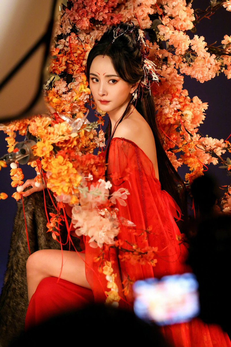 dramapotatoe's tweet photo. #YangMi’s studio shares behind the scenes of the poster photoshoot for the currently filming drama #FoxSpiritMatchmaker: Yuehong Chapter live action 

More pics - https://t.co/U7XHm4aNcO

#狐妖小红娘月红篇 https://t.co/PvZhNEHOoD