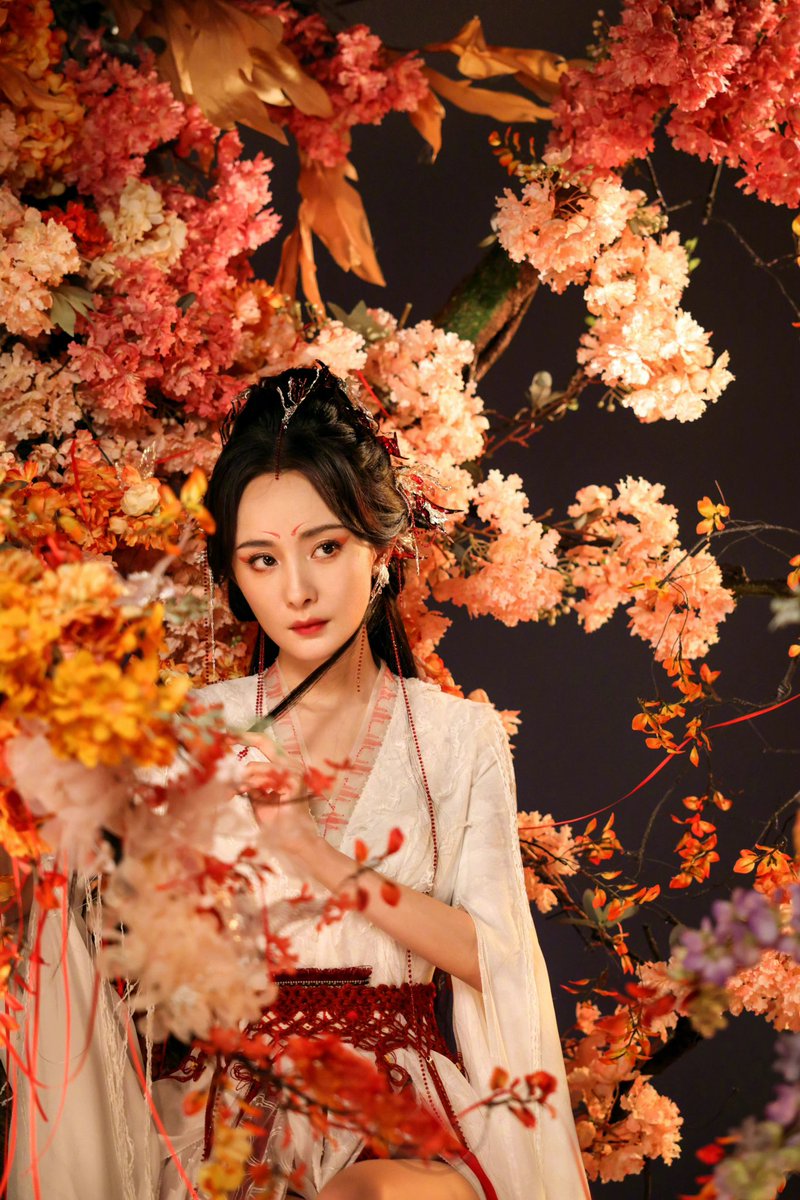 dramapotatoe's tweet photo. #YangMi’s studio shares behind the scenes of the poster photoshoot for the currently filming drama #FoxSpiritMatchmaker: Yuehong Chapter live action 

More pics - https://t.co/U7XHm4aNcO

#狐妖小红娘月红篇 https://t.co/PvZhNEHOoD