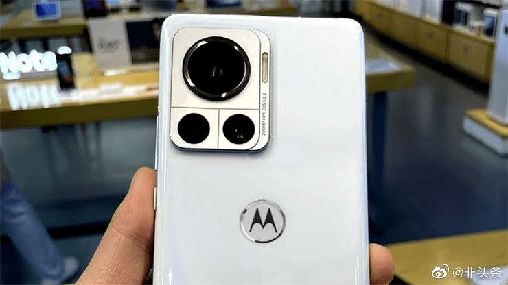 NishantBareilly's tweet photo. Moto 200MP camera phone Live rear image ~
#Motorola #200mp https://t.co/cSKoeBD6lW