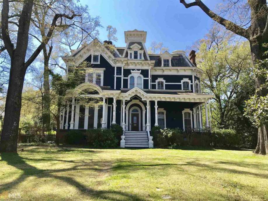 totallyforkable's tweet image. The listing photos vs the street view. #StrangerThings4 #vecna #zillow