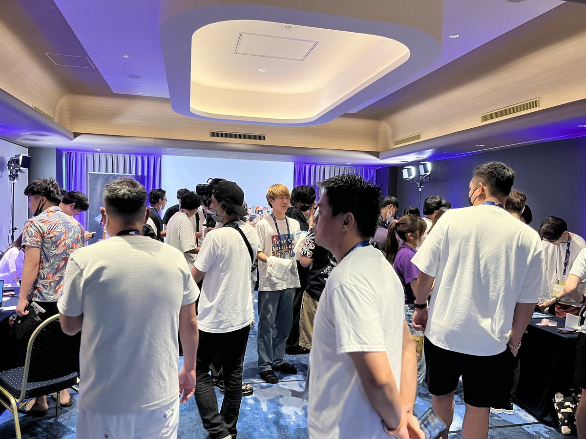 So_Saito1102's tweet photo. ベリーロングアニマルイベント。
IVSの参加者はゲーム系多くて若めだけど、アート系はもっと若いわ。
デザイナーの九十九凛さん@rin_web3と写真撮ってもらった!
#IVLS https://t.co/tQ40PTBqhE