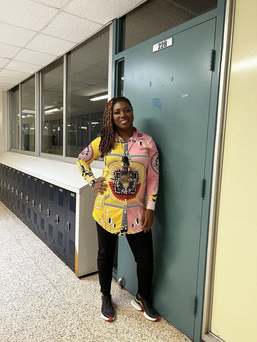 JasmineCDillard's tweet photo. Wow! 4 years of teaching @PatrickHenryMS in @HoustonISD has gone by. I will always remember being given the chance to learn, grow and mentor @PatrickHenryMS &amp; with @HISDSocStudies. We will always be FAMILY &amp; I am not ready to change my name from my 1st room @PatrickHenry228  yet! https://t.co/AUkHvCpXNL