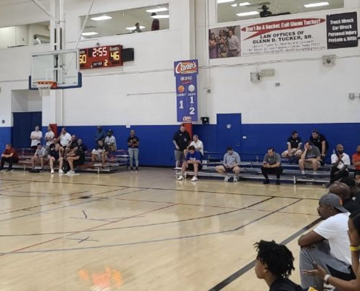 🚨🚨College coaches lined up ready to watch Big Basketball Academy 17u at the @TexasHoopsGASO live period court 1 #GASOLIVE22 @djones8301 @BallSoHardSS @AnalyticalCoach @4YFilms