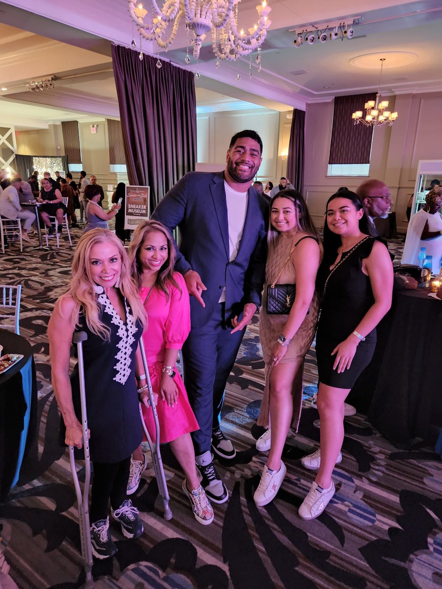 SheilaShowPHL's tweet photo. Thank you @Rodney_McLeod4 @lilmisseleee for creating #ChangeOurFuture & hosting 2nd annual #SneakerBall Art&Sole school supply & sneaker 👟 drive gala."Be the change you wish to see in the world."
#COFSneakerBall22 #youthempowerment #education #advocacy #youthleaders
@JalenHurts https://t.co/HvV1UA8Jd4