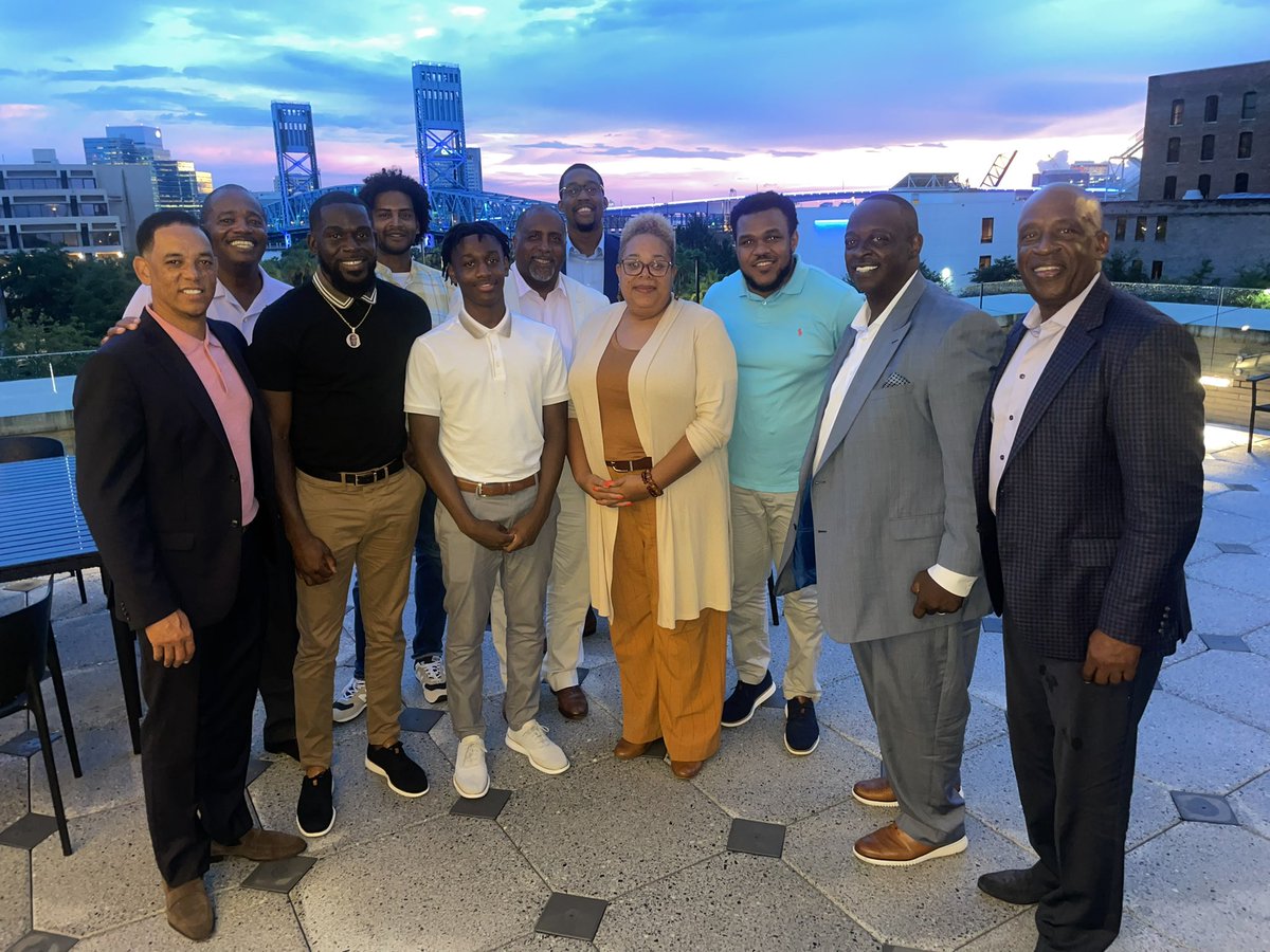 EmannEric's tweet photo. Presidents Circle connecting black men with with black teens=RealImpact #FirstCoastYMCA https://t.co/b1GcBPwTJK