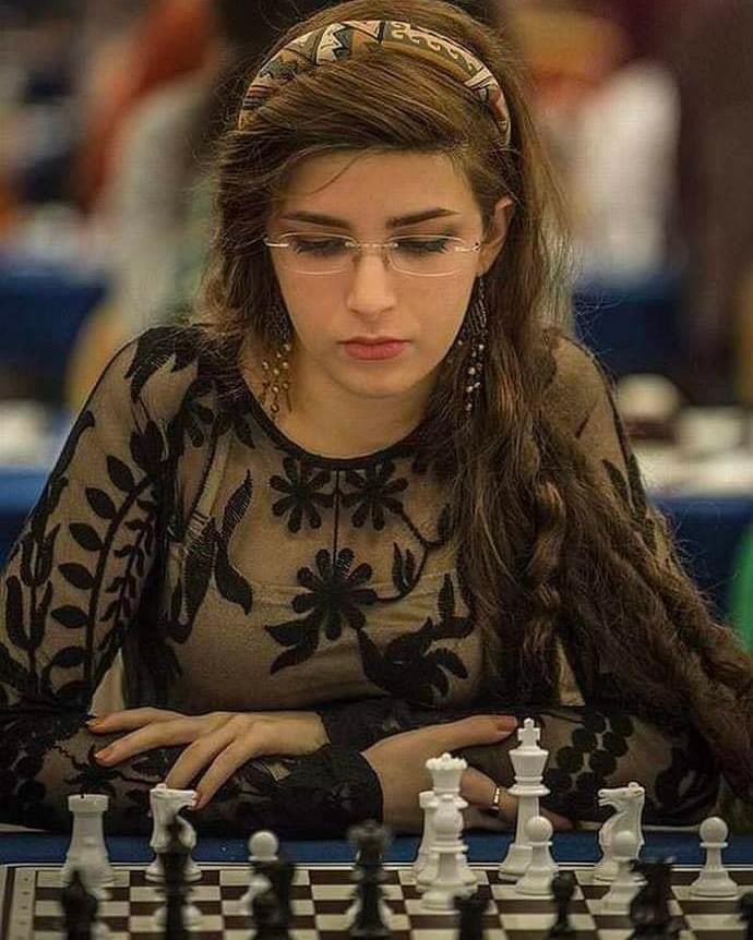EnsedeCiencia's tweet photo. La jugadora de ajedrez iraní Dorsa Derakhshani juega para el equipo de EE. UU. después de que se le prohibió jugar sin su hijab en su propio equipo. https://t.co/BSdKkeBvgW