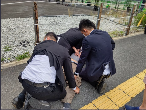 mokatarou26's tweet photo. 犯人：40代 男性
内容：散弾銃で3m後ろから、左胸に対し2発
逮捕：狙撃した後、逃げることなく取り押さえられた https://t.co/6heMkYCULJ