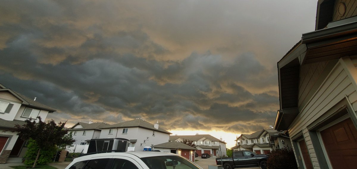 SarahDianeJSS's tweet photo. Very weird clouds. No rain, just swirling clouds over SE right now #yeg. #abstorm https://t.co/3DWrVcmDrQ