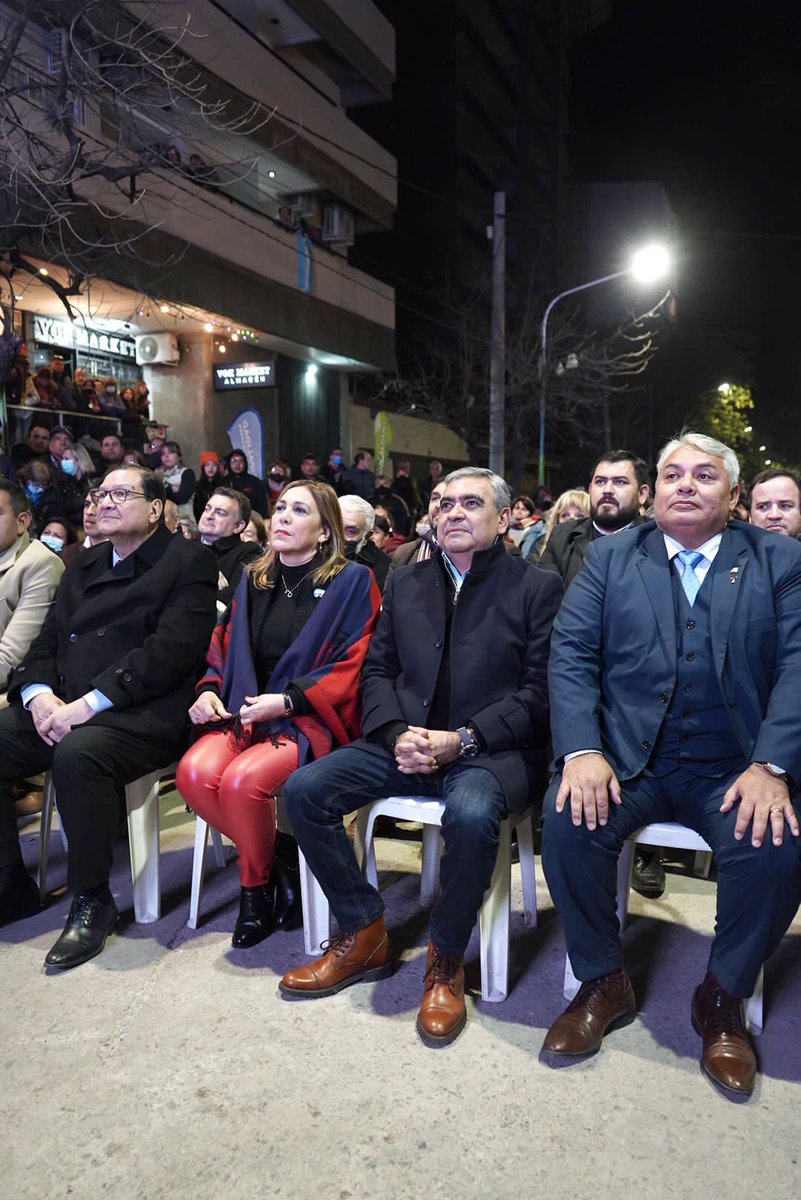 CiudadSMT's tweet photo. El paisaje de la av. Mate de Luna al 2.100 luce renovado con el puente peatonal que inauguramos y que será un nuevo lugar de encuentro para familias y turistas🙌
Es “un paseo moderno y seguro para que lo puedan disfrutar todos los vecinos”, enfatizó el intendente @alfarogerman https://t.co/hcjqCYqUEh