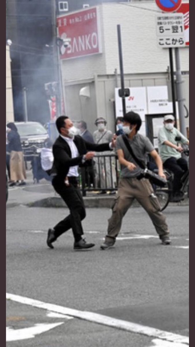 LOVEandROOK's tweet photo. 犯人確保！

#犯人確保 ＃安倍元総理
#安倍晋三 #自民党 #自由民主党 https://t.co/GFcey22lgB