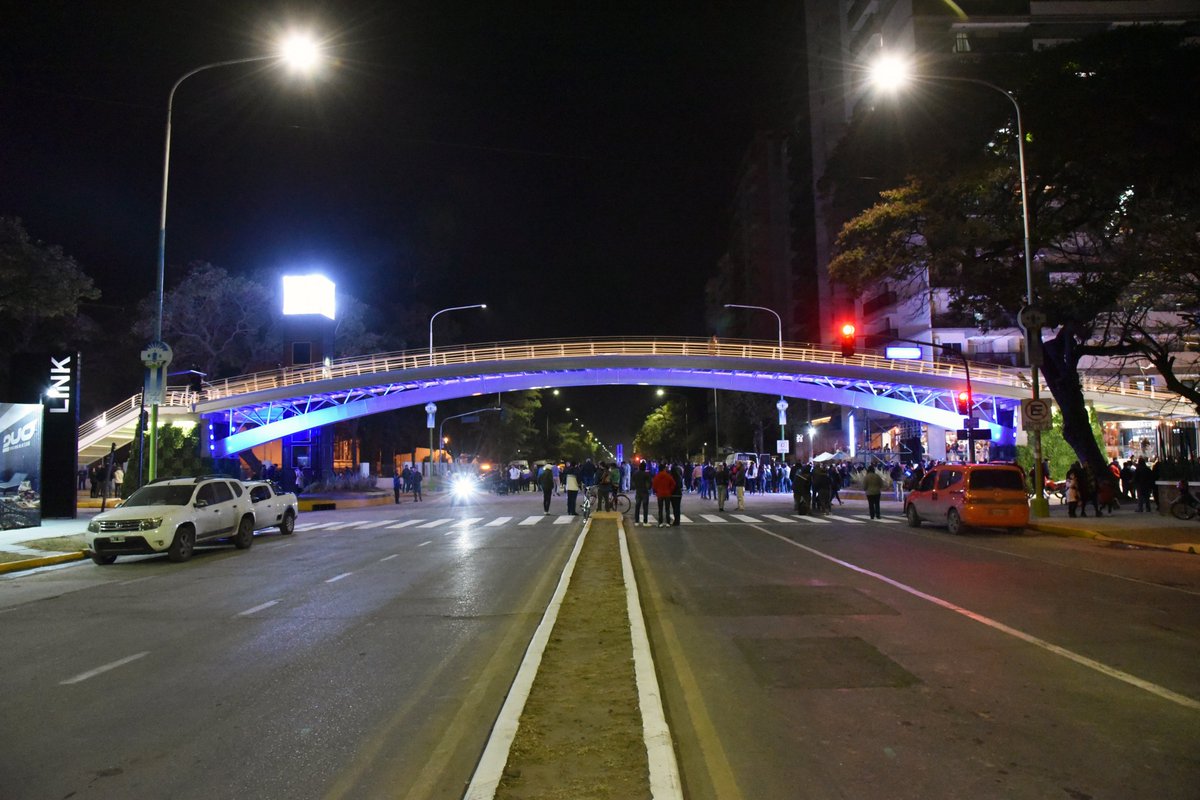 CiudadSMT's tweet photo. @alfarogerman El flamante puente peatonal cuenta con bancos para el descanso, moderna iluminación, vista panorámica, un ascensor que garantiza accesibilidad y pantallas LED con conexión a internet, otros equipamientos y comodidades que lo convierten en un nuevo atractivo turístico de la ciudad https://t.co/gALa2M0ryc