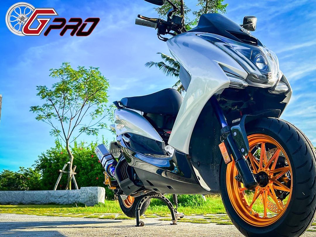 G_protech's tweet photo. Sun is out on a Friday, perfect mood to start the weekend on board of a brand-new set of Gpro wheel rims GR10 in Golden anodize. It can't be shinier than that.
.
Get yours now!!!
.
________________
Like - Follow - Share
________________
.
#Nmax #yamahanmax #yamahaforce https://t.co/z0kPVGHzvK