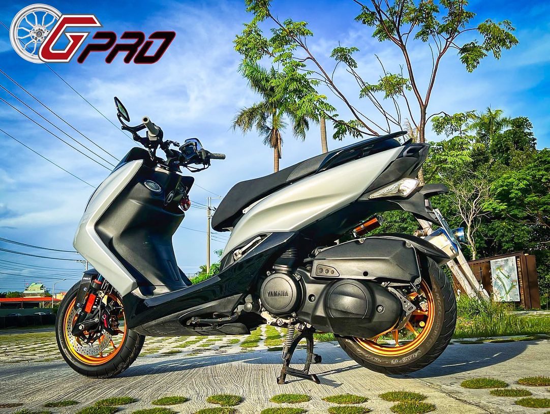 G_protech's tweet photo. Sun is out on a Friday, perfect mood to start the weekend on board of a brand-new set of Gpro wheel rims GR10 in Golden anodize. It can't be shinier than that.
.
Get yours now!!!
.
________________
Like - Follow - Share
________________
.
#Nmax #yamahanmax #yamahaforce https://t.co/z0kPVGHzvK