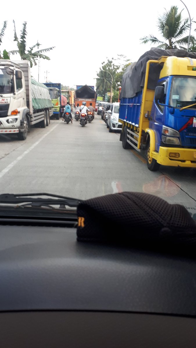 gumukst's tweet photo. Antrian truk menghindari razia di jembatan timbang Ajibarang Banyumas sering bikin macet,karena mengambil badan jalan @ganjarpranowo 
@infoDISHUB https://t.co/3seGMnxD94