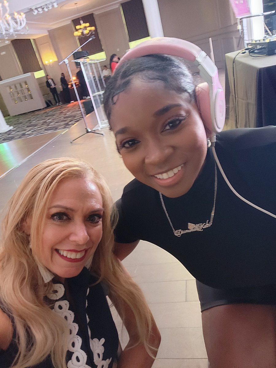 SheilaShowPHL's tweet photo. Congrats @Rodney_McLeod4 @lilmisseleee for a successful #ChangeOurFuture 2nd annual #SneakerBall Art & Sole school supply & sneaker👟drive gala.
#COFSneakerBall22 #youthempowerment #education #advocacy #youthleaders
Hey @djdiamondkuts @zacwclark. https://t.co/VoghFHQV4v