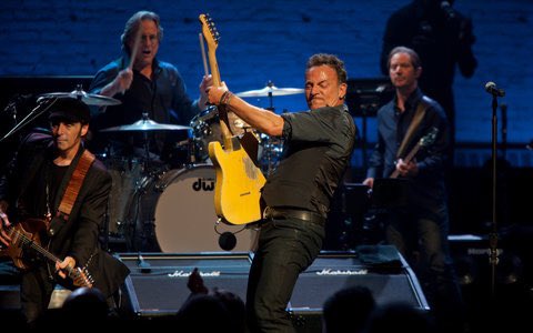 questlove's tweet image. Springsteen at the @ApolloTheater —2012. Mofo literally climbed the walls from the stage to the 3rd level. Performed like his life depended on it. Someone told me “eh….it’s just Wednesday for him 🤷🏾‍♂️—-1st of 7 shows I’ll see this month of his. Instant Convert.