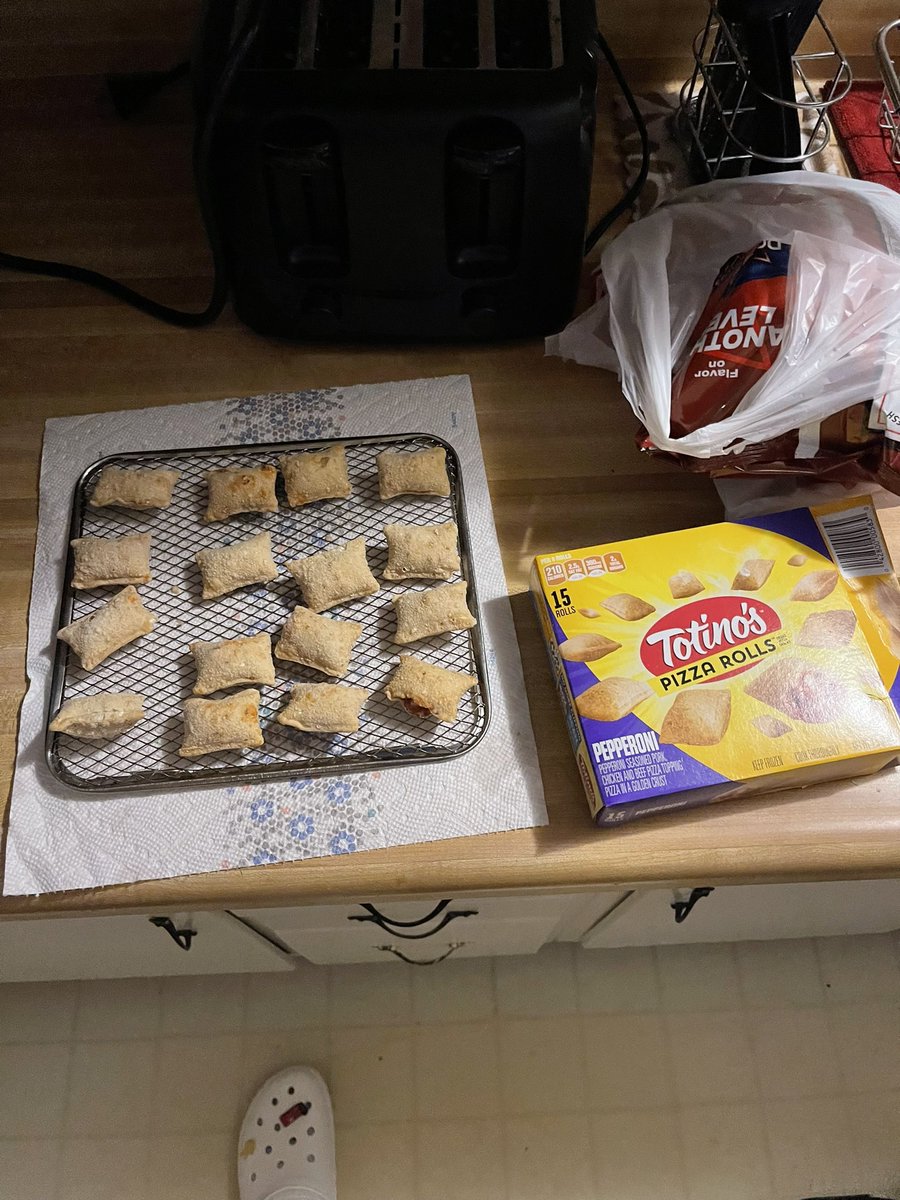CokonutHeadGod's tweet photo. @totinos there is 16 pizza rolls in the 15 pizza roll box this is very overwhelming https://t.co/27wFUwC222