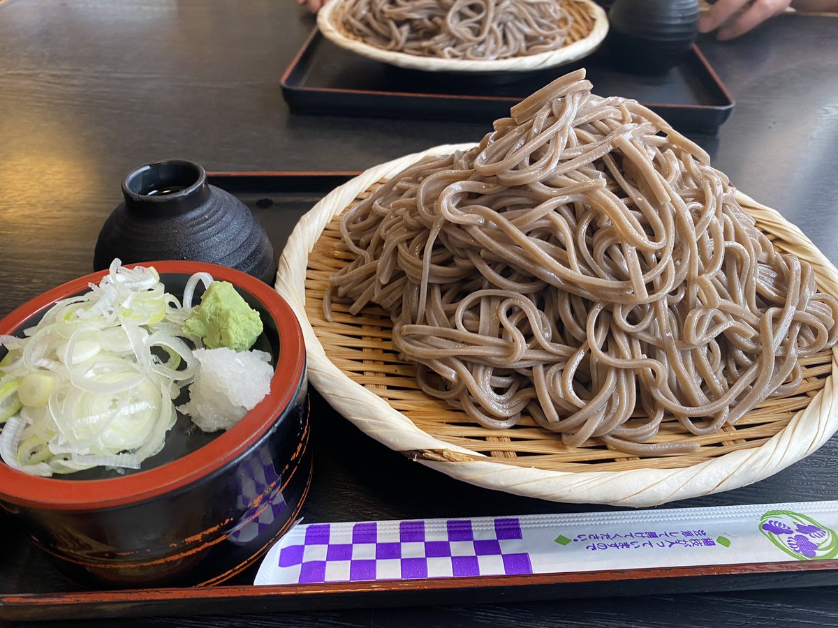 函館 どば蕎麦 和や 写真は、大もり、大ざる。天かす食べ放題！量も多い。平打ちの太麺！腰がかなり強くて、凄く冷やして出してくれる！つけ汁も凄く旨い！出汁が強くしょっぱくなく、蕎麦湯に凄く合う。