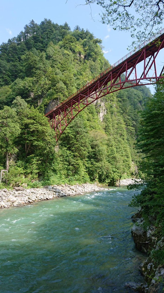 欅平駅周辺にある「河原展望台・足湯」からは、奥鐘橋と周囲の山々が見渡せます⛰ 景色を見ながらの足湯は最高です😊