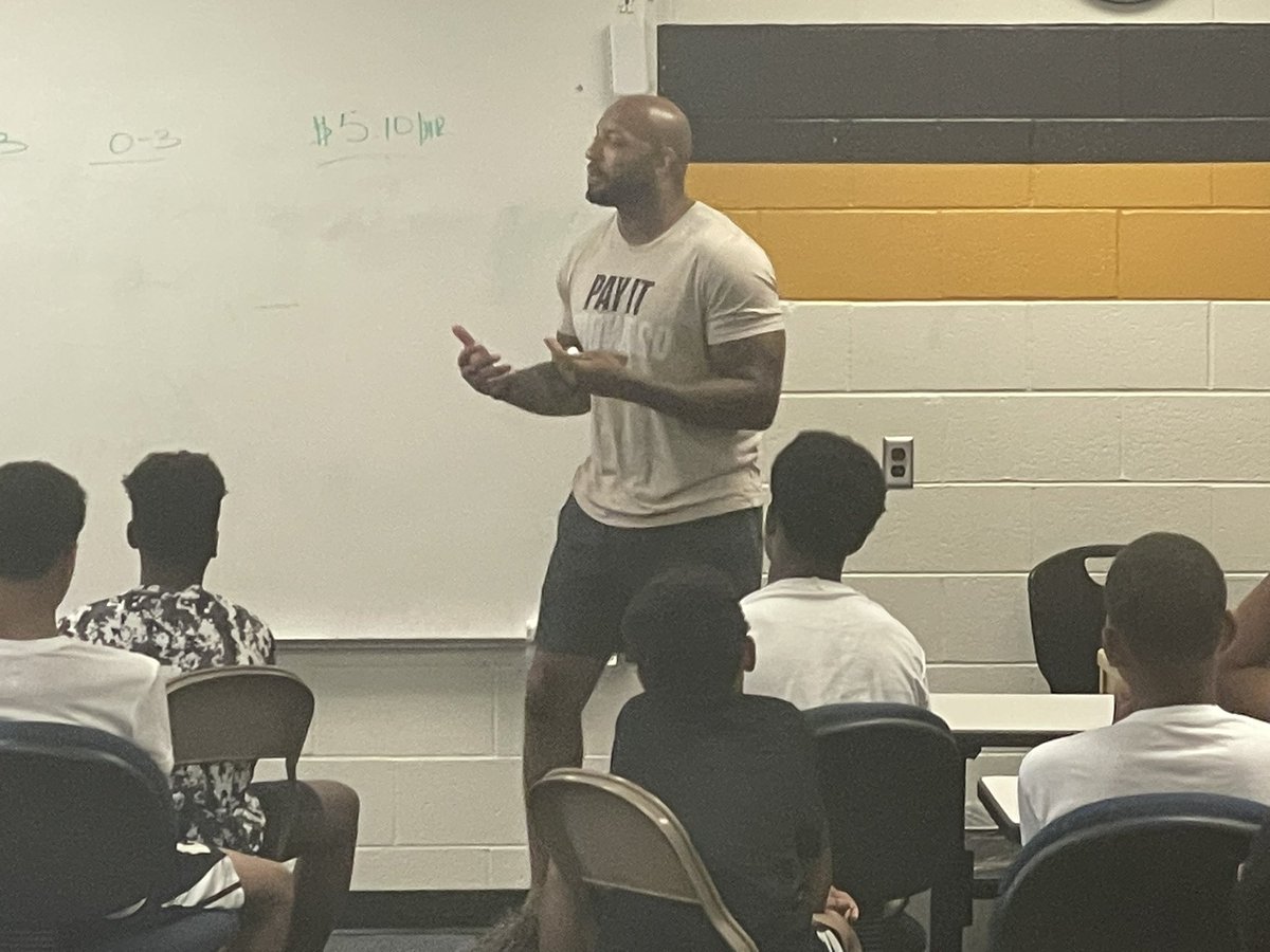 mjhsarcfootball's tweet photo. @Roy_Hall came through tonight with another positive message about brotherhood and overcoming adversity and @mjhsarcfootball is better for it. We now know how to better handle the #wildfires we experience in our lives. #bringthejuice https://t.co/LiqC4cuXn0