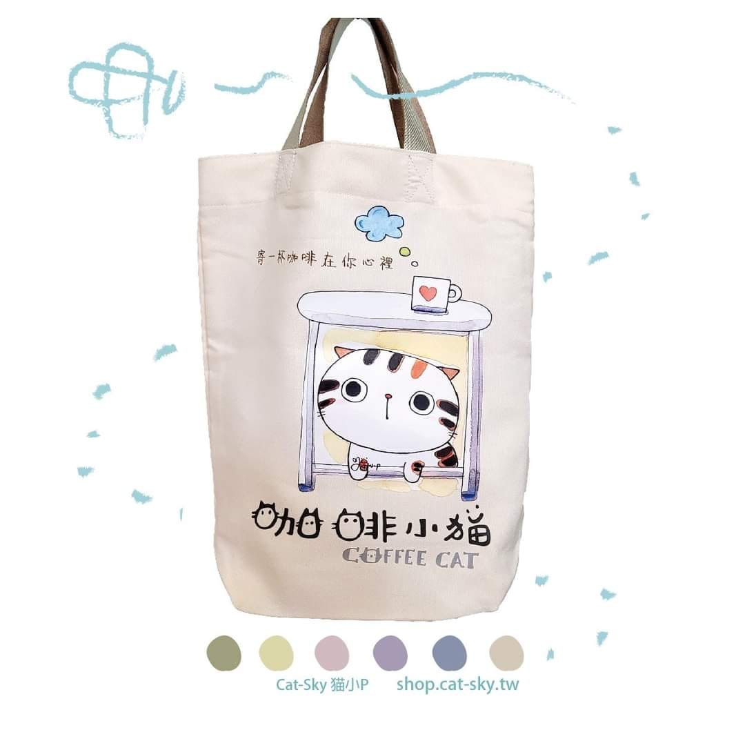 catsky's tweet photo. 我（猫小P）有一隻最最心愛的小猫（小肥糖），
18年來，我們一直生活在一起。
想找靈感的時候，
我就看看我的小猫正在做什麼？
有時候，小猫正在睡夢中，
有時候，小猫正在散個步，
有時候，小猫來找我，說要給我一個好靈感。 https://t.co/T2kqkHlCuY