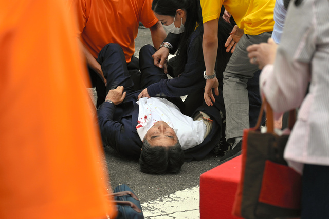 FAL_Ishibashi's tweet photo. 令和元年
札幌で安倍元総理の演説中に男が接近
↓
警官が男を排除
↓
左系マスコミ「表現の自由が侵害された」と抗議
↓
令和４年
地裁→警察の排除は人権侵害だと判決
↓
演説中に誰かが接近しても警察は排除出来なくなる
↓
演説中に安倍元総理射殺

【結論】
→事件は起きるべくして起きた https://t.co/BGeKOQAio9