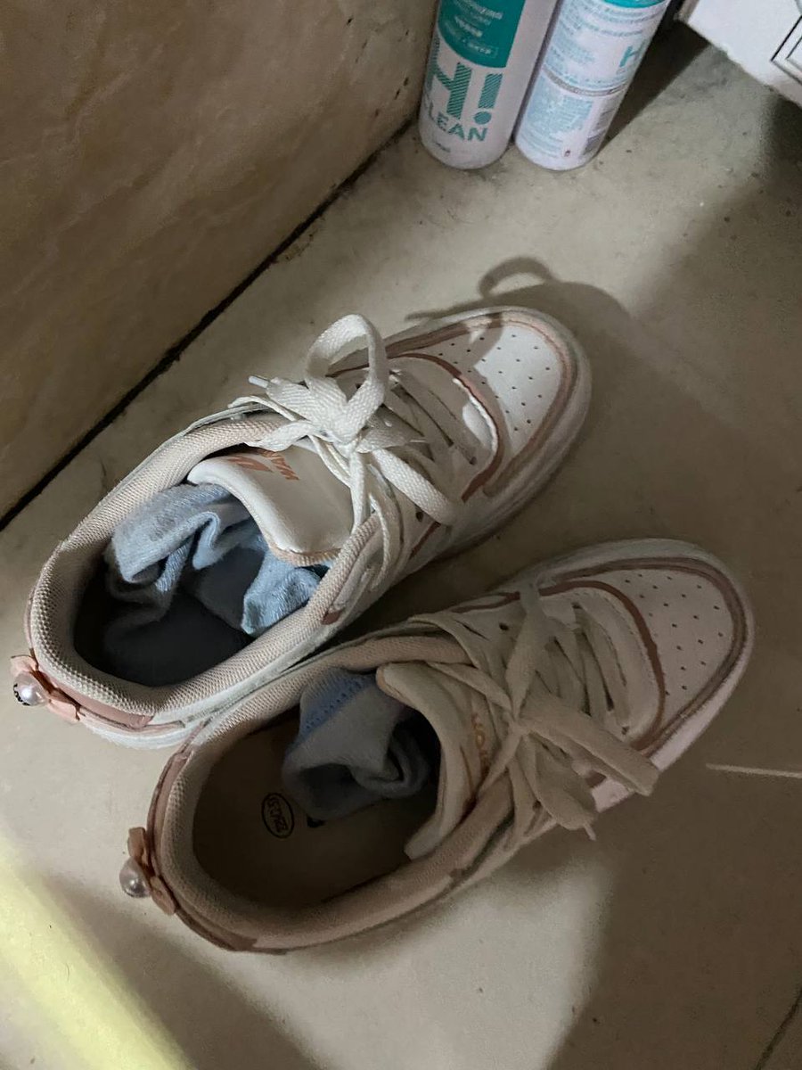 wp643571's tweet photo. 去同事家，看着脱下来的鞋袜，只能闻闻，没敢拿走，酸味中混杂着一些香气，可能这就是青春的味道吧！
#扫楼 #打胶 #扫楼打胶 https://t.co/bGzDeS5DH3